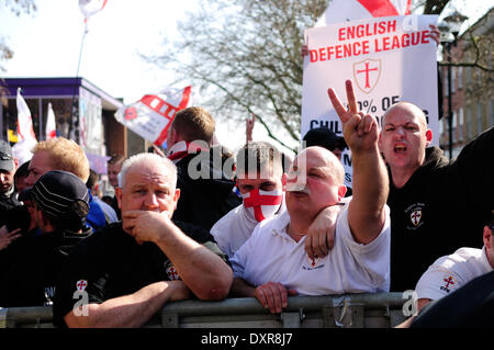 Peterborough, Cambridgeshire, Großbritannien. 29. März 2014.Members der EDL marschierten durch Peterborough heute Nachmittag, eine Schar von rund dreihundert nahm Teil ab dem Pfau Public House auf London Road.They marschierten in der Innenstadt waren reden gestellt, wurde ein Mann auf Verdacht öffentliche Ordnung Straftat verhaftet.  Ein Zähler März fand auch am Morgen von Peterborough Gewerkschaft Rat. Bildnachweis: Ian Francis/Alamy Live-Nachrichten Stockfoto