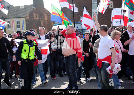 Peterborough, Cambridgeshire, Großbritannien. 29. März 2014.Members der EDL marschierten durch Peterborough heute Nachmittag, eine Schar von rund dreihundert nahm Teil ab dem Pfau Public House auf London Road.They marschierten in der Innenstadt waren reden gestellt, wurde ein Mann auf Verdacht öffentliche Ordnung Straftat verhaftet.  Ein Zähler März fand auch am Morgen von Peterborough Gewerkschaft Rat. Bildnachweis: Ian Francis/Alamy Live-Nachrichten Stockfoto