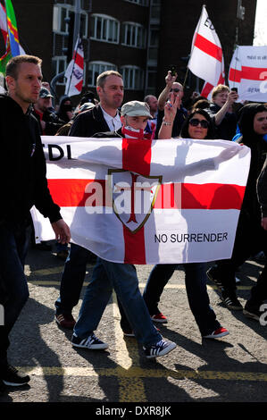 Peterborough, Cambridgeshire, Großbritannien. 29. März 2014.Members der EDL marschierten durch Peterborough heute Nachmittag, eine Schar von rund dreihundert nahm Teil ab dem Pfau Public House auf London Road.They marschierten in der Innenstadt waren reden gestellt, wurde ein Mann auf Verdacht öffentliche Ordnung Straftat verhaftet.  Ein Zähler März fand auch am Morgen von Peterborough Gewerkschaft Rat. Bildnachweis: Ian Francis/Alamy Live-Nachrichten Stockfoto