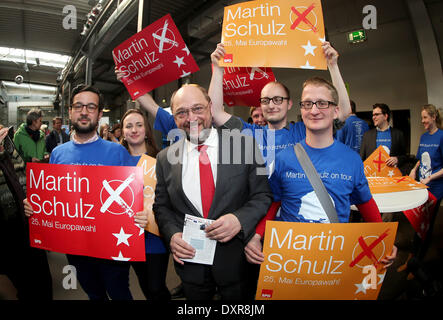 Hamburg, Deutschland. 29. März 2014. Der Präsident des Europäischen Parlaments und der Spitzenreiter der Partei der Europäischen Sozialisten, Martin Schulz (C, SPD) posiert mit Kampagne Helfer während der SPD Eröffnung für die Europawahlen 2014 in Hamburg, Deutschland, 29. März 2014. Am 25. Mai 2014 wählen die Bürger der Europäischen Union dem Europäischen Parlament zum achten Mal. Foto: Malte Christen/Dpa/Alamy Live News Stockfoto