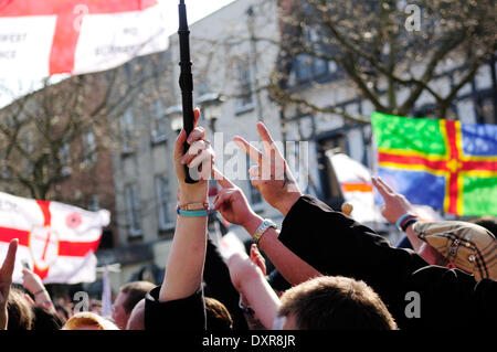 Peterborough, Cambridgeshire, Großbritannien. 29. März 2014.Members der EDL marschierten durch Peterborough heute Nachmittag, eine Schar von rund dreihundert nahm Teil ab dem Pfau Public House auf London Road.They marschierten in der Innenstadt waren reden gestellt, wurde ein Mann auf Verdacht öffentliche Ordnung Straftat verhaftet.  Ein Zähler März fand auch am Morgen von Peterborough Gewerkschaft Rat. Bildnachweis: Ian Francis/Alamy Live-Nachrichten Stockfoto