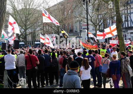 Peterborough, Cambridgeshire, Großbritannien. 29. März 2014.Members der EDL marschierten durch Peterborough heute Nachmittag, eine Schar von rund dreihundert nahm Teil ab dem Pfau Public House auf London Road.They marschierten in der Innenstadt waren reden gestellt, wurde ein Mann auf Verdacht öffentliche Ordnung Straftat verhaftet.  Ein Zähler März fand auch am Morgen von Peterborough Gewerkschaft Rat. Bildnachweis: Ian Francis/Alamy Live-Nachrichten Stockfoto