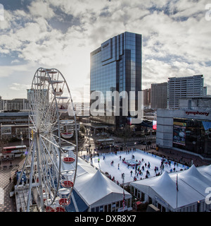 Blick vom neuen Birmingham Bibliothek Dachgarten zu Weihnachten, mit Hyatt Hotel Winter Eislaufbahn und Riesenrad. Stockfoto