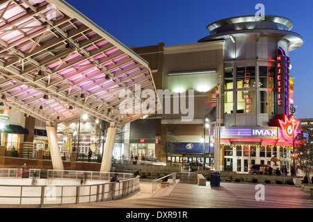 Outdoor-Eisbahn und Majestic Theater, Silver Spring, Maryland. Stockfoto