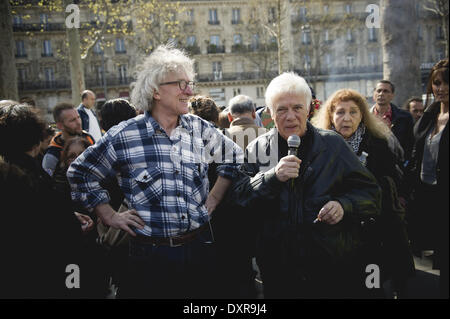 Paris, Frankreich. 29. März 2014. Jean-Baptiste Eyraud (L), Gründer und Sprecher für das Recht auf Housing Association (DAL) und französischer Schauspieler und Komiker Guy Bedos® nehmen Teil an einer Demonstration gegen Abschiebungen und Energie Herunterfahren auftritt bevor die sogenannten Winter bricht am 29. März 2014 in Paris. (Zacharie Scheurer) Bildnachweis: Zacharie Scheurer/NurPhoto/ZUMAPRESS.com/Alamy Live-Nachrichten Stockfoto