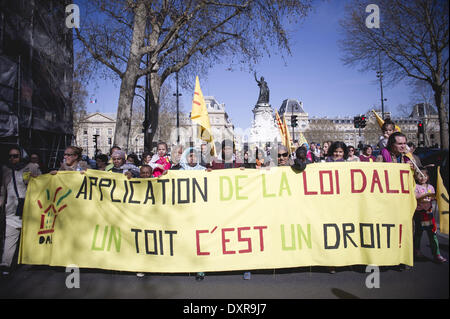 Paris, Frankreich. 29. März 2014. Menschen nehmen Teil an einer Demonstration von französischen Verein '' Droit au Logement'' (Recht auf Wohnung) gegen Abschiebungen und Energie Herunterfahren auftritt bevor die sogenannten Winter bricht am 29. März 2014 in Paris organisiert. (Zacharie Scheurer) Bildnachweis: Zacharie Scheurer/NurPhoto/ZUMAPRESS.com/Alamy Live-Nachrichten Stockfoto