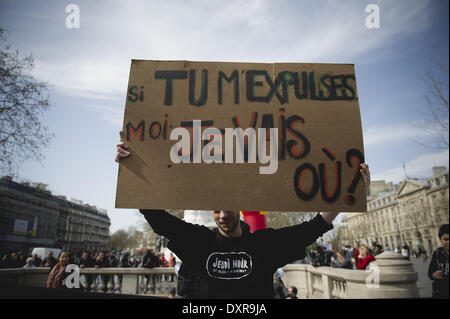 Paris, Frankreich. 29. März 2014. Menschen nehmen Teil an einer Demonstration von französischen Verein '' Droit au Logement'' (Recht auf Wohnung) gegen Abschiebungen und Energie Herunterfahren auftritt bevor die sogenannten Winter bricht am 29. März 2014 in Paris organisiert. (Zacharie Scheurer) Bildnachweis: Zacharie Scheurer/NurPhoto/ZUMAPRESS.com/Alamy Live-Nachrichten Stockfoto