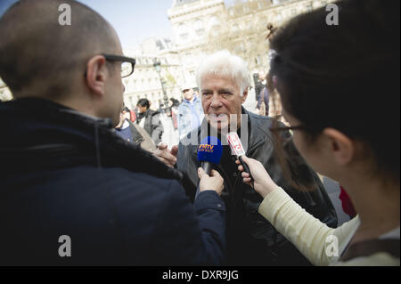 Paris, Frankreich. 29. März 2014. Französischer Schauspieler und Stand-up-Comedian Guy Bedos ist während einer Demonstration, organisiert durch das Recht auf Housing Association (DAL), gegen Abschiebungen und Energie Herunterfahren auftritt bevor die sogenannten Winter bricht am 29. März 2014 in Paris interviewt. Bildnachweis: Zacharie Scheurer/NurPhoto/ZUMAPRESS.com/Alamy Live-Nachrichten Stockfoto