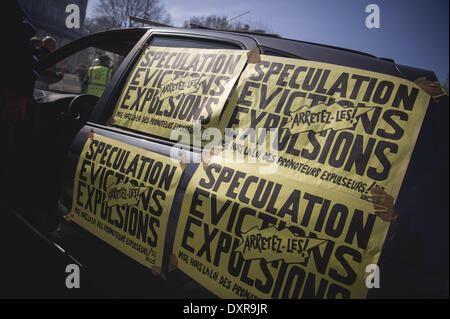 Paris, Frankreich. 29. März 2014. Zeichen auf erscheinen auf einem Auto während einer Demonstration von französischen Verein '' Droit au Logement'' (Recht auf Wohnung) gegen Abschiebungen und Energie Herunterfahren auftritt bevor die sogenannten Winter bricht am 29. März 2014 in Paris organisiert. (Zacharie Scheurer) Bildnachweis: Zacharie Scheurer/NurPhoto/ZUMAPRESS.com/Alamy Live-Nachrichten Stockfoto