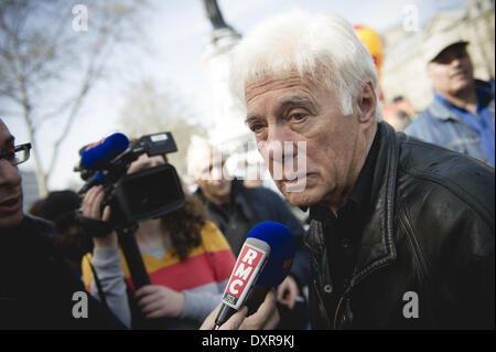 Paris, Frankreich. 29. März 2014. Französischer Schauspieler und Stand-up-Comedian Guy Bedos ist während einer Demonstration, organisiert durch das Recht auf Housing Association (DAL), gegen Abschiebungen und Energie Herunterfahren auftritt bevor die sogenannten Winter bricht am 29. März 2014 in Paris interviewt. (Zacharie Scheurer) Bildnachweis: Zacharie Scheurer/NurPhoto/ZUMAPRESS.com/Alamy Live-Nachrichten Stockfoto