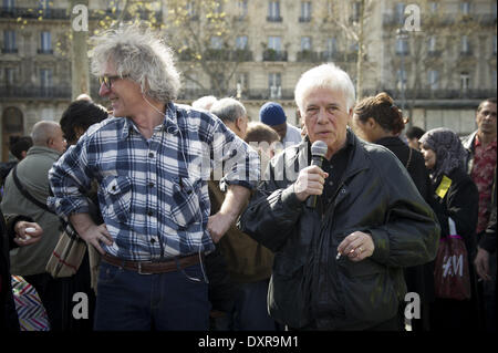 Paris, Frankreich. 29. März 2014. Jean-Baptiste Eyraud (L), Gründer und Sprecher für das Recht auf Housing Association (DAL) und französischer Schauspieler und Komiker Guy Bedos® nehmen Teil an einer Demonstration gegen Abschiebungen und Energie Herunterfahren auftritt bevor die sogenannten Winter bricht am 29. März 2014 in Paris. (Zacharie Scheurer) Bildnachweis: Zacharie Scheurer/NurPhoto/ZUMAPRESS.com/Alamy Live-Nachrichten Stockfoto