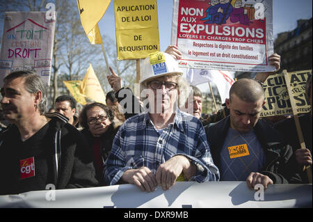 Paris, Frankreich. 29. März 2014. Jean-Baptiste Eyraud (C), Gründer und Sprecher für das Recht auf Housing Association (DAL), nimmt Teil an einer Demonstration gegen Abschiebungen und Energie Herunterfahren auftritt bevor die sogenannten Winter bricht am 29. März 2014 in Paris. (Zacharie Scheurer) Bildnachweis: Zacharie Scheurer/NurPhoto/ZUMAPRESS.com/Alamy Live-Nachrichten Stockfoto