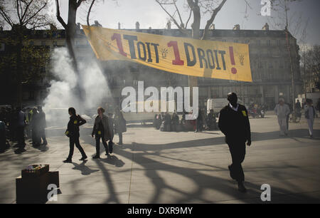 Paris, Frankreich. 29. März 2014. Menschen nehmen Teil an einer Demonstration von französischen Verein '' Droit au Logement'' (Recht auf Wohnung) gegen Abschiebungen und Energie Herunterfahren auftritt bevor die sogenannten Winter bricht am 29. März 2014 in Paris organisiert. (Zacharie Scheurer) Bildnachweis: Zacharie Scheurer/NurPhoto/ZUMAPRESS.com/Alamy Live-Nachrichten Stockfoto