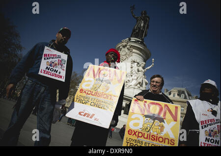 Paris, Frankreich. 29. März 2014. Menschen nehmen Teil an einer Demonstration von französischen Verein '' Droit au Logement'' (Recht auf Wohnung) gegen Abschiebungen und Energie Herunterfahren auftritt bevor die sogenannten Winter bricht am 29. März 2014 in Paris organisiert. (Zacharie Scheurer) Bildnachweis: Zacharie Scheurer/NurPhoto/ZUMAPRESS.com/Alamy Live-Nachrichten Stockfoto