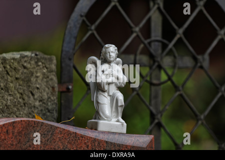 Berlin, Deutschland, Porzellan Engel auf einem Grabstein in der alte Friedhof Luis Stockfoto