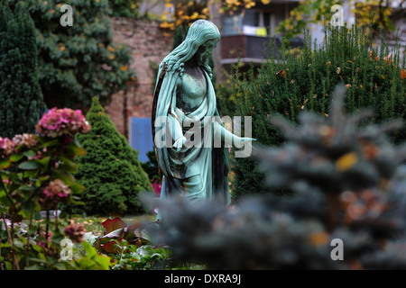 Berlin, Deutschland, Jesus-Figur auf einem Grab auf dem alten Friedhof Luis Stockfoto