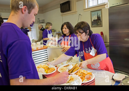 Freitag Abend Fisch braten während der Fastenzeit in der katholischen Kirche Stockfoto