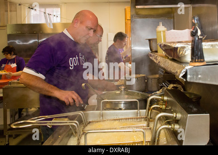 Freitag Abend Fisch braten während der Fastenzeit in der katholischen Kirche Stockfoto