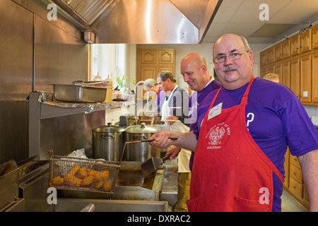 Freitag Abend Fisch braten während der Fastenzeit in der katholischen Kirche Stockfoto