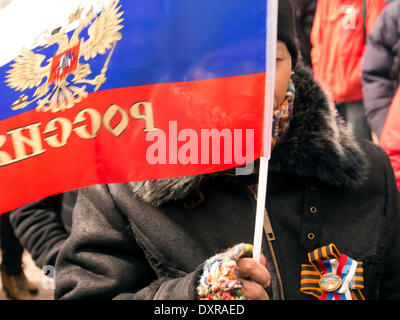 LUGANSK, UKRAINE - 29. März 2014: Frau mittleren Alters mit russischer Flagge. Pro-russischen Mitarbeiter inszeniert eine Kundgebung unter dem Vorwand der Proteste in der Ukrainee, auf deren Plakaten lesen "Referendum" und "Janukowitsch - unser Präsident" Credit: Igor Golovnov/Alamy Live News Stockfoto