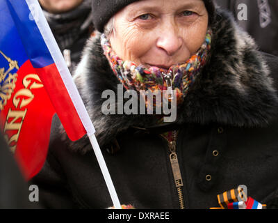 LUGANSK, UKRAINE - 29. März 2014: Frau mittleren Alters mit russischer Flagge. Pro-russischen Mitarbeiter inszeniert eine Kundgebung unter dem Vorwand der Proteste in der Ukrainee, auf deren Plakaten lesen "Referendum" und "Janukowitsch - unser Präsident" Credit: Igor Golovnov/Alamy Live News Stockfoto