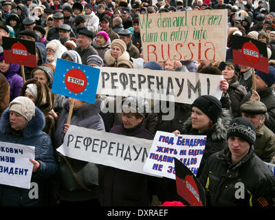 LUGANSK, UKRAINE - März 29, 2014:Activists mit Banner "Referendum". Pro-russischen Mitarbeiter inszeniert eine Kundgebung unter dem Vorwand der Proteste in der Ukrainee, auf deren Plakaten lesen "Referendum" und "Janukowitsch - unser Präsident" Credit: Igor Golovnov/Alamy Live News Stockfoto