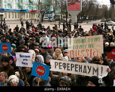 LUGANSK, UKRAINE - März 29, 2014:Activists mit Banner "Referendum". Pro-russischen Mitarbeiter inszeniert eine Kundgebung unter dem Vorwand der Proteste in der Ukrainee, auf deren Plakaten lesen "Referendum" und "Janukowitsch - unser Präsident" Credit: Igor Golovnov/Alamy Live News Stockfoto