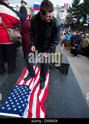 LUGANSK, UKRAINE - 29. März 2014: Junger Mann posiert auf die amerikanische Flagge. Pro-russischen Mitarbeiter inszeniert eine Kundgebung unter dem Vorwand der Proteste in der Ukrainee, auf deren Plakaten lesen "Referendum" und "Janukowitsch - unser Präsident" Credit: Igor Golovnov/Alamy Live News Stockfoto