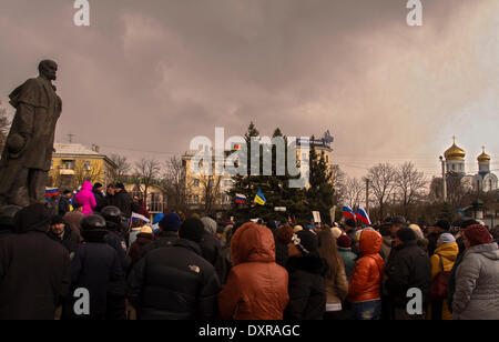 LUGANSK, UKRAINE - 29. März 2014: Pro-russischen Mitarbeiter inszeniert eine Kundgebung unter dem Vorwand der Proteste in der Ukrainee, auf deren Plakaten lesen "Referendum" und "Janukowitsch - unser Präsident" Credit: Igor Golovnov/Alamy Live News Stockfoto