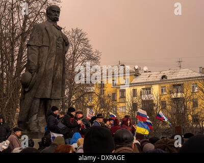 LUGANSK, UKRAINE - 29. März 2014: Pro-russischen Mitarbeiter inszeniert eine Kundgebung unter dem Vorwand der Proteste in der Ukrainee, auf deren Plakaten lesen "Referendum" und "Janukowitsch - unser Präsident" Credit: Igor Golovnov/Alamy Live News Stockfoto