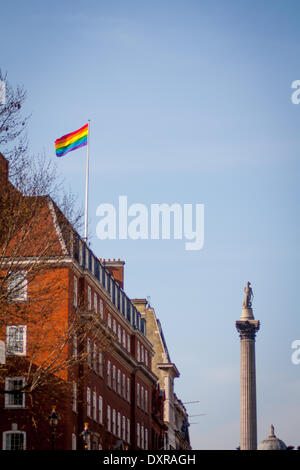 London, UK. 29. März 2014. Kabinett Bürogebäude in Whitehall die Regenbogen Flagge anlässlich Gleichstellung der gleichgeschlechtlichen Ehe Credit: Zefrog/Alamy Live News Stockfoto