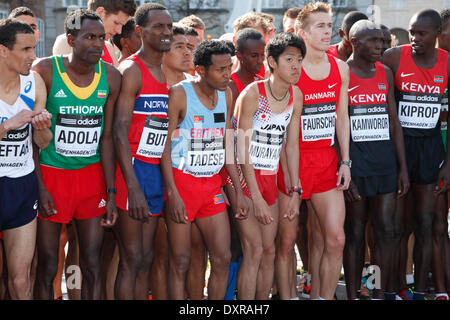 Kopenhagen, Dänemark. 29. März 2014.  Die Läufer in der IAAF/AL-Bank eine halbe Marathon Weltmeisterschaften 2014 lief in den Straßen von sonnigen Kopenhagen mit Start und Ziel am Schloss Christiansborg Palace Square. Die Elite Frauen und Männer folgten fast 30.000 Freizeit- und Sub-elite-Läufer. Dies ist an der Startlinie vor Start der Elite Männer. Bildnachweis: Niels Quist/Alamy Live-Nachrichten Stockfoto