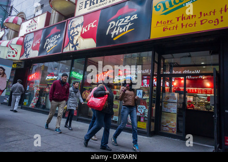 Anzeichen für eine Auswahl von Fast-Food-Franchise befindet sich in einem Schaufenster in New York Stockfoto