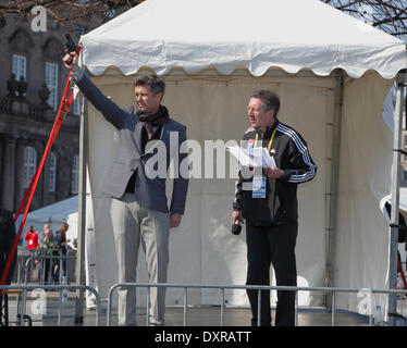 Kopenhagen, Dänemark. 29. März 2014. Die Läufer in der IAAF/AL-Bank eine halbe Marathon Weltmeisterschaften 2014 lief in den Straßen von sonnigen Kopenhagen mit Start und Ziel am Schloss Christiansborg Palace Square. Die Elite Frauen und Männer folgten fast 30.000 Freizeit- und Sub-elite-Läufer. Seine königliche Hoheit Kronprinz Frederik, ein Sportler selbst, feuert der Starter Pistole um die Elite Männer Klasse zu starten. Bildnachweis: Niels Quist/Alamy Live-Nachrichten Stockfoto