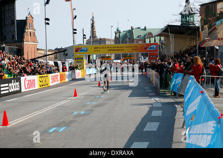 Kopenhagen, Dänemark. 29. März 2014. Die Läufer in der IAAF/AL-Bank eine halbe Marathon Weltmeisterschaften 2014 lief in den Straßen von sonnigen Kopenhagen mit Start und Ziel am Schloss Christiansborg Palace Square. Die Elite Frauen und Männer folgten fast 30.000 Freizeit- und Sub-elite-Läufer. Gladys Cherono aus Kenia in 1:07.28 und gewann die Frauen Klasse. Bildnachweis: Niels Quist/Alamy Live-Nachrichten Stockfoto