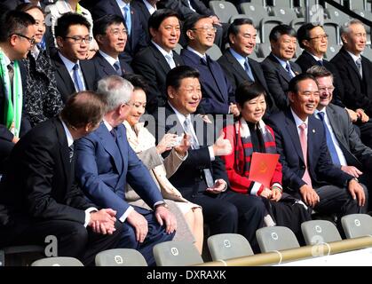 Berlin, Deutschland. 29. März 2014. Chinesischen Staatspräsidenten Xi Jinping (C, vorne) und seine Frau Peng Liyuan (3. L Front) sehen Sie sich eine Freundschaft zwischen chinesischen Kind Fußballer und ihren deutschen Kollegen aus Wolfsburg-Club in Berlin, Deutschland, 29. März 2014 übereinstimmen. Bildnachweis: Lan Hongguang/Xinhua/Alamy Live-Nachrichten Stockfoto