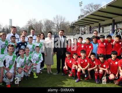 Berlin, Deutschland. 29. März 2014. Chinesischen Staatspräsidenten Xi Jinping und seiner Frau Peng Liyuan posieren für ein Gruppenfoto mit chinesischen Kind Fußballer und ihren deutschen Kollegen aus Wolfsburg-Club in Berlin, Deutschland, 29. März 2014. Bildnachweis: Lan Hongguang/Xinhua/Alamy Live-Nachrichten Stockfoto