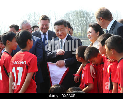 Berlin, Deutschland. 29. März 2014. Chinese President Xi Jinping (C) Besuche chinesischer junge Fußballer aus Zhidan County in Chinas nordwestlichen Provinz Shaanxi, die in Berlin von ihren deutschen Trainern in Berlin, Deutschland, 29. März 2014 ausgebildet werden. Bildnachweis: Lan Hongguang/Xinhua/Alamy Live-Nachrichten Stockfoto