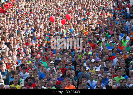 Kopenhagen, Dänemark, 29. März 2014. Die Läufer in der IAAF/AL-Bank eine halbe Marathon Weltmeisterschaften 2014 lief in den Straßen von sonnigen Kopenhagen mit Start und Ziel am Schloss Christiansborg Palace Square. Die Elite Frauen und Männer folgten fast 30.000 Freizeit- und Sub-elite-Läufer wie hier zu sehen, wartet auf ihren Start hinter Marker Läufer mit Luftballons markieren ihre erwartete Zeit für die 21.097,5 m. Bildnachweis: Niels Quist/Alamy Live-Nachrichten Stockfoto