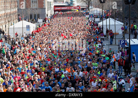 Kopenhagen, Dänemark, 29. März 2014. Die Läufer in der IAAF/AL-Bank eine halbe Marathon Weltmeisterschaften 2014 lief in den Straßen von sonnigen Kopenhagen mit Start und Ziel am Schloss Christiansborg Palace Square. Die Elite Frauen und Männer folgten fast 30.000 Freizeit- und Sub-elite-Läufer wie hier zu sehen, wartet auf ihren Start hinter Marker Läufer mit Luftballons markieren ihre erwartete Zeit für die 21.097,5 m. Bildnachweis: Niels Quist/Alamy Live-Nachrichten Stockfoto