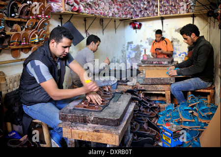 Herstellung von Schuhen in kleinen traditionellen Souk Werkstatt aus Jema el Fna Platz in Marrakesch, Marokko Stockfoto