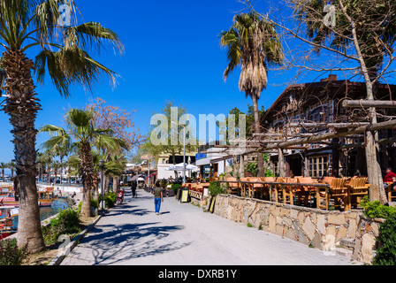 Cafés, Bars und Restaurants entlang der Harbourfront in der Altstadt Side, Provinz Antalya, Türkei Stockfoto