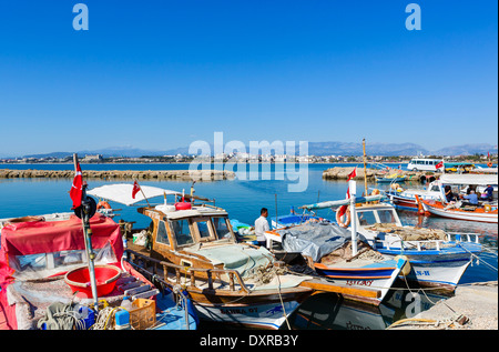 Angelboote/Fischerboote im alten Stadthafen mit Blick auf die Strände und Hotelzone, westlich der Stadt Side, Provinz Antalya, Türkei Stockfoto