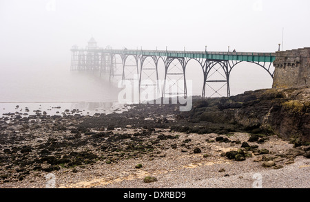 Clevedon Pier in Nebel, Somerset, England, Großbritannien Stockfoto