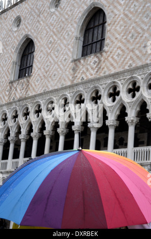 Bunten Regenschirm im regnerischen Markusplatz in Venedig Stockfoto