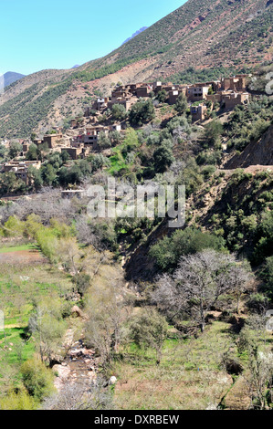 Traditionelle Berber Bergdorf in der Nähe von Tadmamt im Atlas-Gebirge auf Weg nach Oukaimeden aus Marrakesch, Marokko Stockfoto