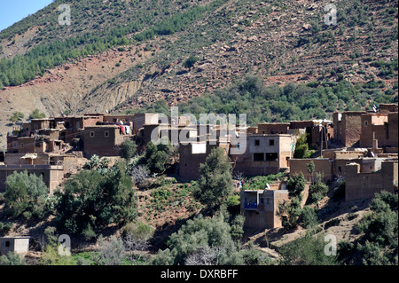 Traditionelle Berber Bergdorf in der Nähe von Tadmamt im Atlas-Gebirge auf Weg nach Oukaimeden aus Marrakesch, Marokko, Afrika Stockfoto