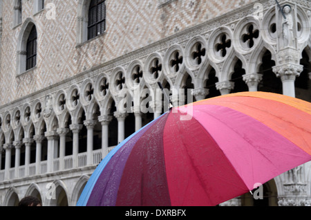 Bunten Regenschirm im regnerischen Markusplatz in Venedig Stockfoto