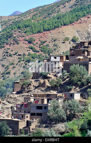 Am steilen Hang Berber-Dorf in der Nähe von Tadmamt im Atlas-Gebirge auf Weg nach Oukaimeden aus Marrakesch, Marokko Stockfoto