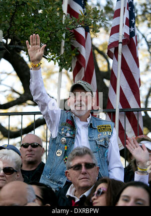 Vietnam veteran Wellen während der Einweihungsfeier für das Texas Capitol Vietnam Veteranen Denkmal in Austin zu verdrängen. Stockfoto